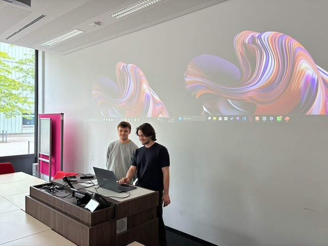 Zwei Studierende bereiten ihre Präsentation vor