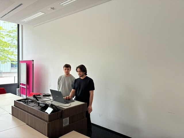 Zwei Studierende am Rednerpult
