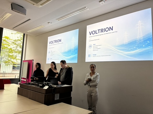 Vierköpfiges Team präsentiert seine Stromlastprognose mit Machine Learning