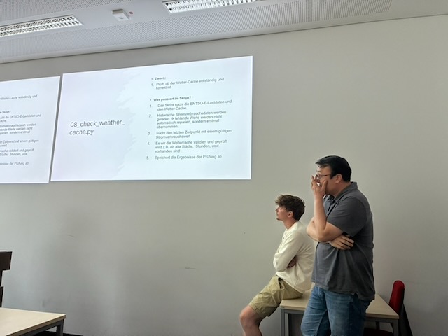 Zuhörer verfolgen die Präsentation zum Wetterdaten-Cache