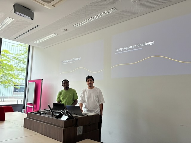 Zweiköpfiges Team eröffnet seine Abschlusspräsentation