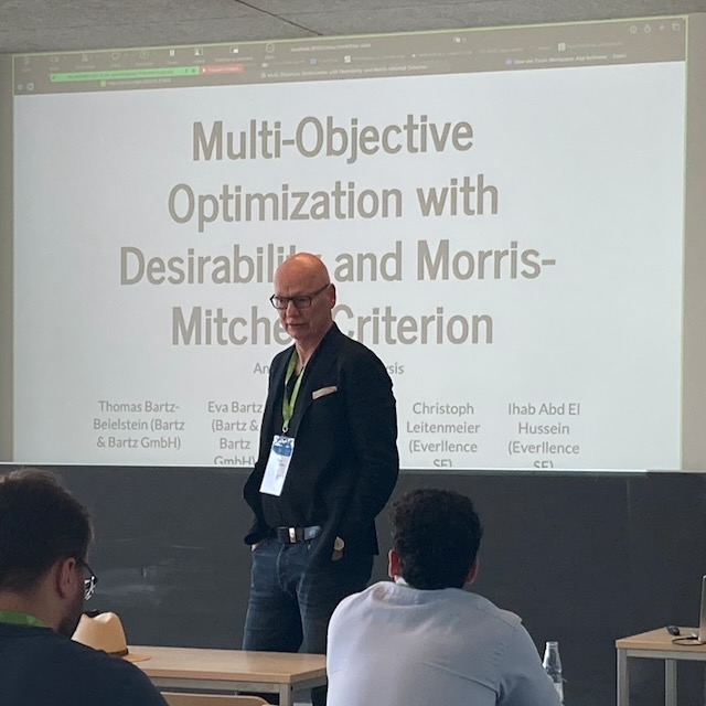 Thomas Bartz-Beielstein vor der Titelfolie seines Vortrags Multi-Objective Optimization with Desirability and Morris-Mitchell Criterion