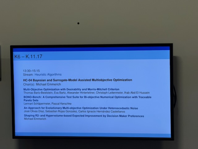 Anzeigetafel der MCDM 2026 mit der Session Bayesian and Surrogate-Model Assisted Multiobjective Optimization und dem Vortrag von Bartz-Beielstein und Kolleginnen und Kollegen