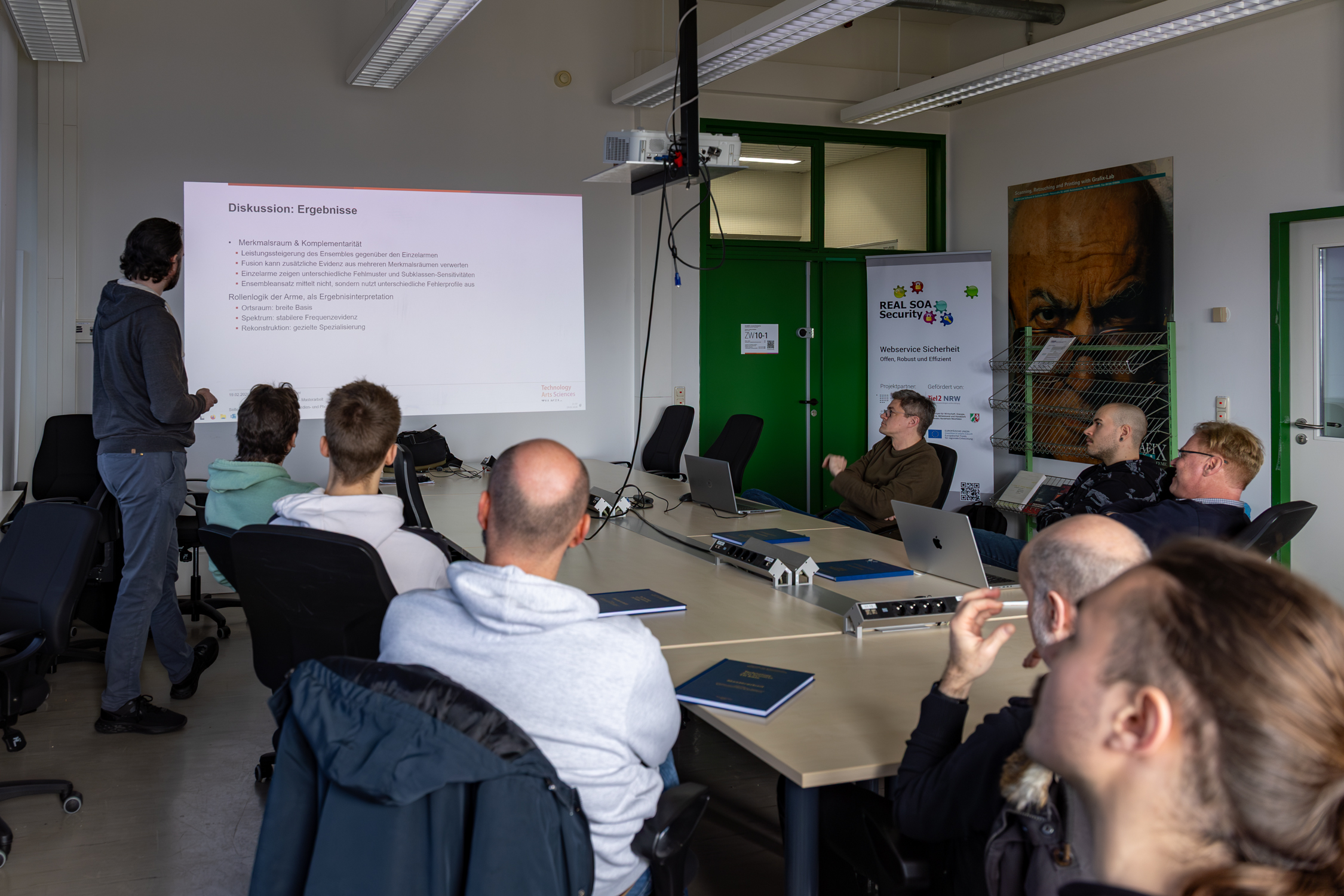 Kolloquiumsraum mit Vortragendem und Zuhörern bei der Ergebnisdiskussion