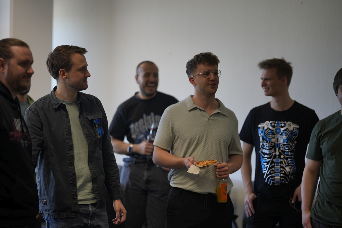 Teilnehmende des 4. KI-Forums beim Austausch am Campus Deutz