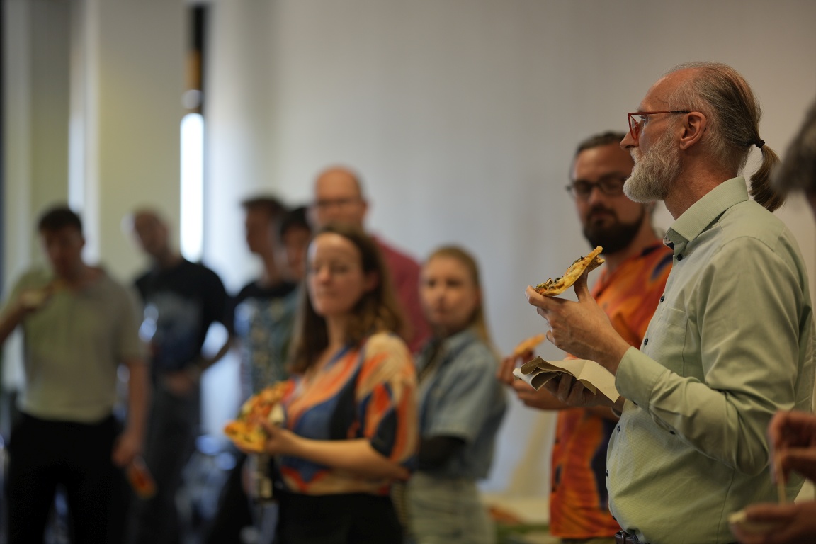 Teilnehmende beim Networking mit Imbiss und Getränken