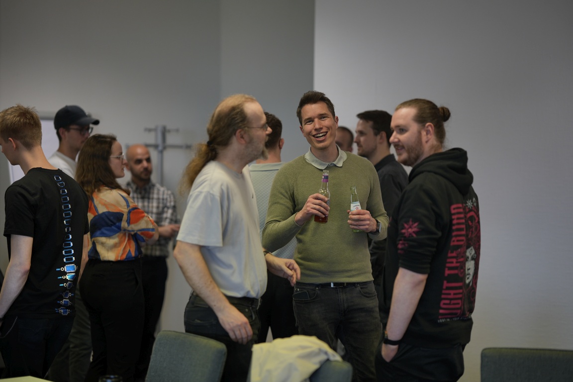 Lebhafte Gesprächsrunde mit lachenden Teilnehmenden